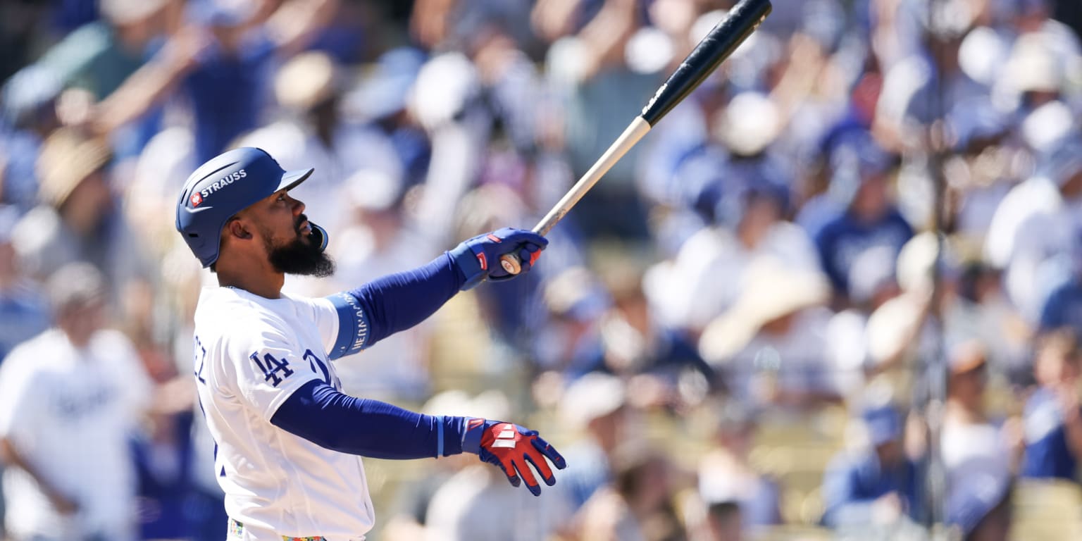 Teoscar vuelve a responder en octubre con HR y lo celebra con ENORME bat-flip