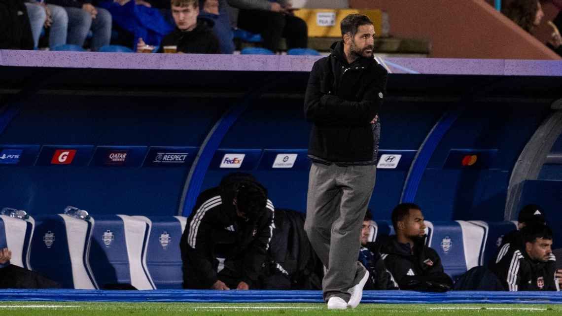 Fàbregas le dijo a sus jugadores que "bajaran el ritmo" ante el United