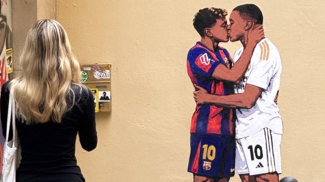 Un beso de Yamal y Mbappé, el nuevo mural antes del clásico