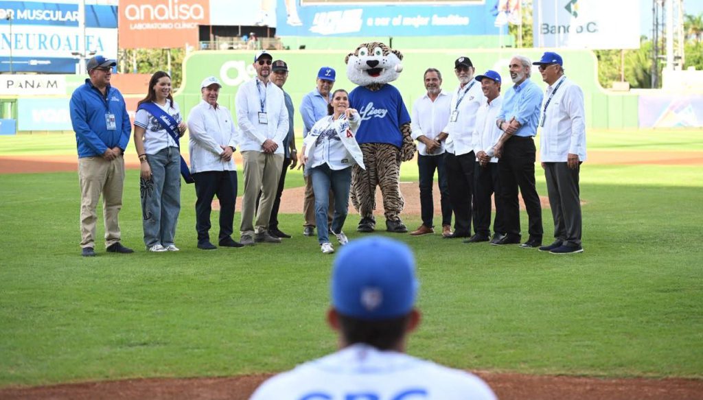 Leah Francis Campos, Embajadora de Estados Unidos, realiza el lanzamiento de honor