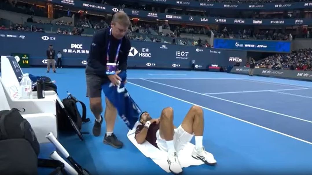 Un físico cada vez más inestable y un nuevo tiempo médico para Djokovic en Beijing