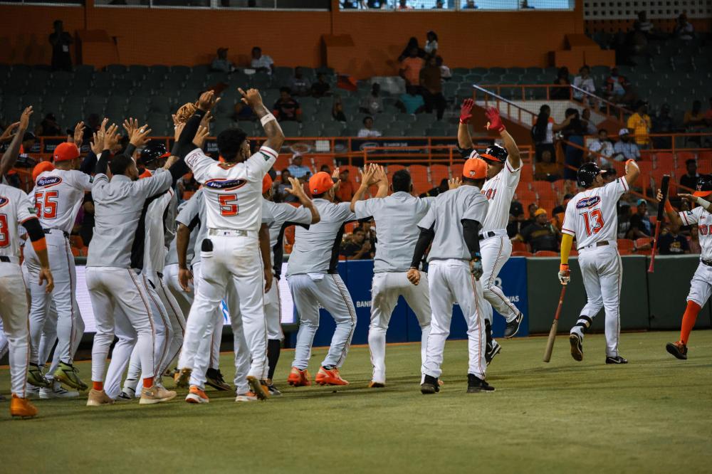 Toros sacan los bates para remontar ante las Águilas