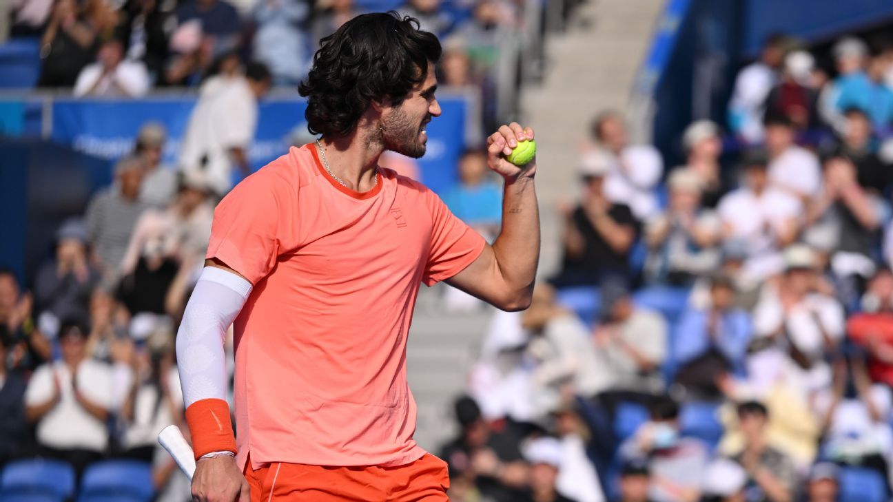 Alcaraz salvó cuatro puntos de set y resistió en Japón para meterse entre los ocho mejores del torneo