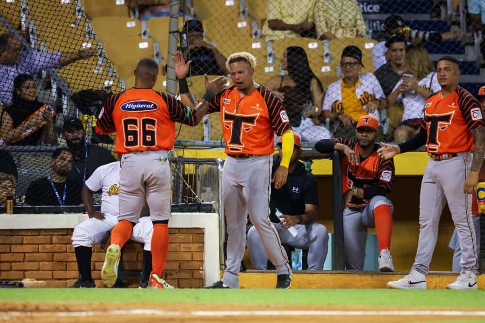 Toros exhiben su poder con tres jonrones y vuelven a imponerse a las Águilas