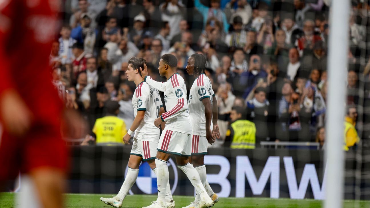 Fanáticos del Real Madrid protestan contra Tebas y el Caso Negreira