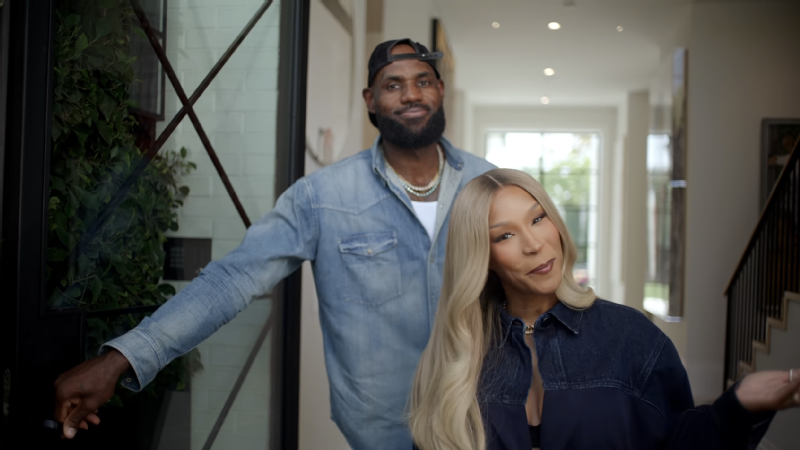 LeBron y Savannah James llevan a los fans al interior de su casa en Los Ángeles