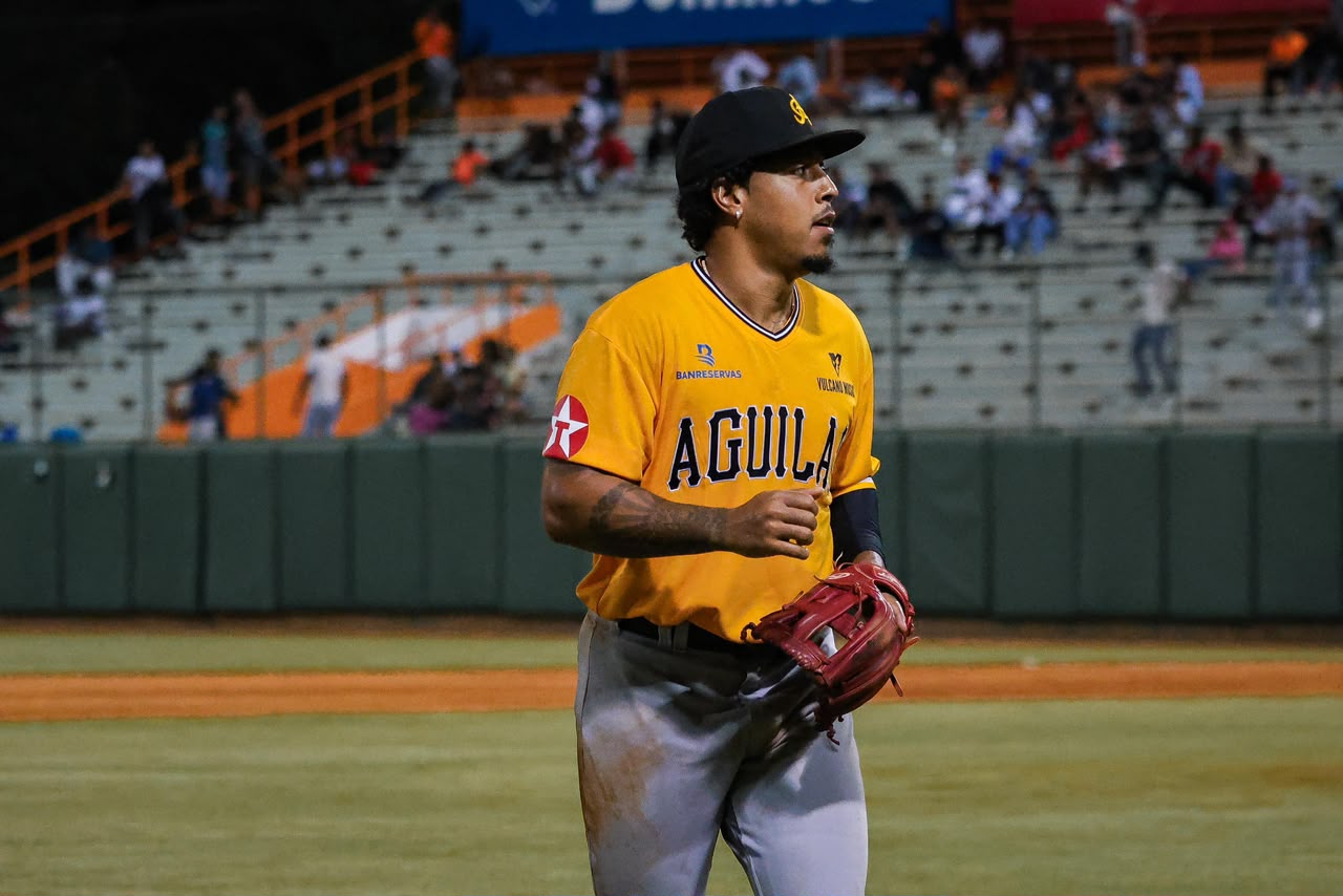 Águilas caen 7-4 ante los Toros pese a temprano ataque y sólido debut de Luis Peña - Águilas Cibaeñas