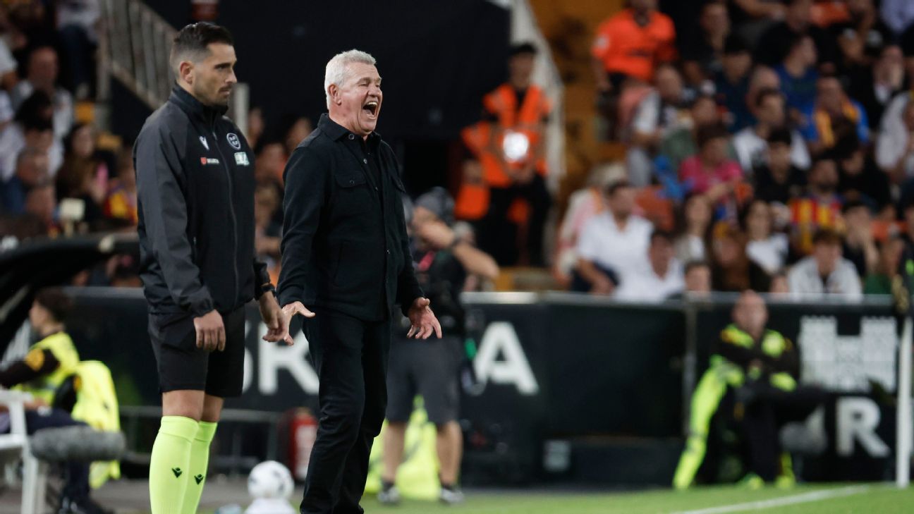Javier Aguirre tras su segundo partido con el Valencia: "Al menos se sacó un empate"
